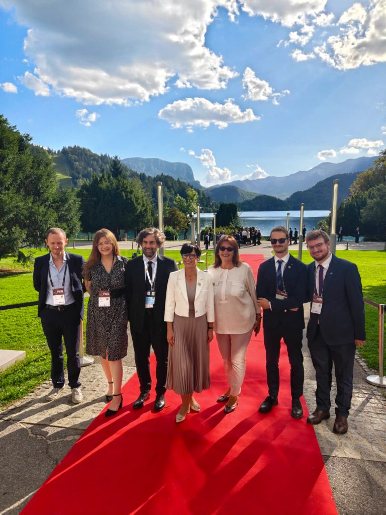 Foto: BSF 2026 - Eva z Evropskima komisarkama ter predstavniki JEF Slovenija in Volt Evropa